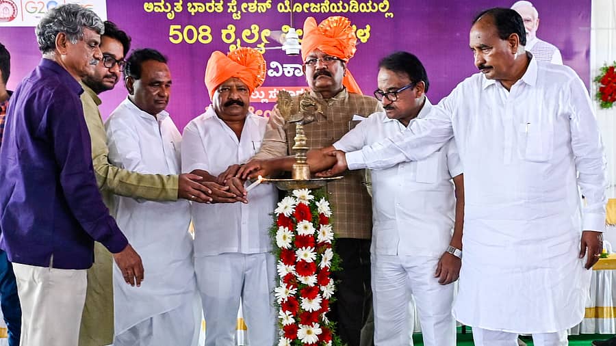 ಕಲಬುರಗಿಯ ರೈಲ್ವೆ ನಿಲ್ದಾಣದಲ್ಲಿ ಭಾನುವಾರ ಅಮೃತ ಭಾರತ ನಿಲ್ದಾಣ ಯೋಜನೆಯ ಶಿಲನ್ಯಾಸ ಕಾರ್ಯಕ್ರಮವನ್ನು ಸಂಸದ ಡಾ. ಉಮೇಶ ಜಾಧವ ಉದ್ಘಾಟಿಸಿದರು. ಶಾಸಕ ಡಾ. ಅವಿನಾಶ ಜಾಧವ, ವಿಧಾನ ಪರಿಷತ್‌ ಸದಸ್ಯರಾದ ತಿಪ್ಪಣ್ಣಪ್ಪ ಕಮಕನೂರ, ಬಿ.ಜಿ.ಪಾಟೀಲ, ಶಶೀಲ್ ನಮೋಶಿ, ಶಾಸಕ ಅಲ್ಲಮಪ್ರಭು ಪಾಟೀಲ ಇದ್ದರು –ಪ್ರಜಾವಾಣಿ ಚಿತ್ರ