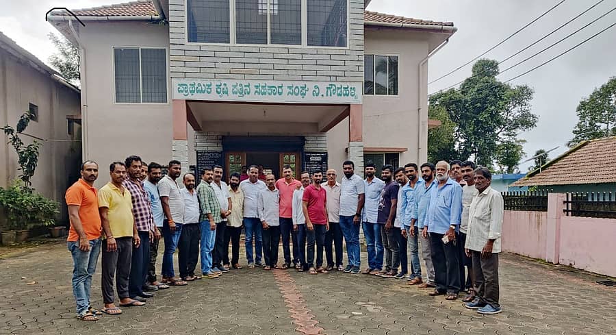 ಮೂಡಿಗೆರೆ ತಾಲ್ಲೂಕಿನ ಗೌಡಳ್ಳಿ ಕೃಷಿಪತ್ತಿನ ಸಹಕಾರ ಸಂಘಕ್ಕೆ ಸೋಮವಾರ ಅವಿರೋಧವಾಗಿ ಆಯ್ಕೆಯಾದ ನೂತನ ನಿರ್ದೇಶಕರನ್ನು ಅಭಿನಂದಿಸಲಾಯಿತು