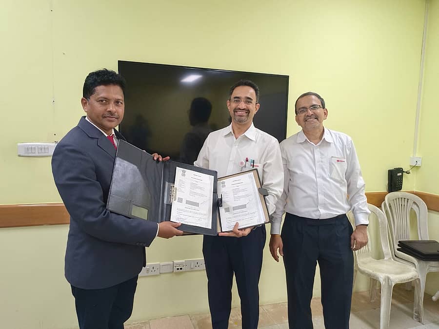 ಹಳಿಯಾಳದ ದೇಶಪಾಂಡೆ ಖಾಸಗಿ ಕೈಗಾರಿಕಾ ತರಬೇತಿ ಸಂಸ್ಥೆ ವಿದ್ಯಾರ್ಥಿಗಳ ಕೌಶಲಾಭಿವೃದ್ಧಿಗಾಗಿ ಹಾಗೂ ಕೌಶಲ ಸಂವರ್ಧನ ತರಬೇತಿಗಾಗಿ ವಾಹನ ಉತ್ಪಾದನ ಸಂಸ್ಥೆಯಾದ ಟೊಯೋಟಾ ಕಿರ್ಲೋಸ್ಕರ್ ಮೋಟಾರ್ ಜೊತೆ ಒಡಂಬಡಿಕೆಯನ್ನುಟೊಯೋಟಾ ಡೆಪ್ಯೂಟಿ ಜನರಲ್ ಮ್ಯಾನೇಜರ್ ವೆಂಕಟೇಶ್ ಹಾಗೂ ಡಿಪಿಐಟಿಐ ಪ್ರಾಂಶುಪಾಲ ದಿನೇಶ್ ಆರ್. ನಾಯ್ಕ್ ವಿನಿಮಯ ಮಾಡಿಕೊಂಡರು 