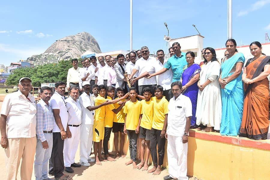 ಮಧುಗಿರಿ ರಾಜೀವ್ ಗಾಂಧಿ ಕ್ರೀಡಾಂಗಣದಲ್ಲಿ ನಡೆದ ಪದವಿ ಪೂರ್ವ ಕಾಲೇಜುಗಳ ತಾಲ್ಲೂಕುಮಟ್ಟದ ಕ್ರೀಡಾಕೂಟದಲ್ಲಿ ಜಿಲ್ಲಾ ಉಪನ್ಯಾಸಕರ ಸಂಘದ ಅಧ್ಯಕ್ಷ ಎನ್.ಮಹಾಲಿಂಗೇಶ್ ಕ್ರೀಡಾಜ್ಯೋತಿ ಸ್ವೀಕರಿಸಿದರು