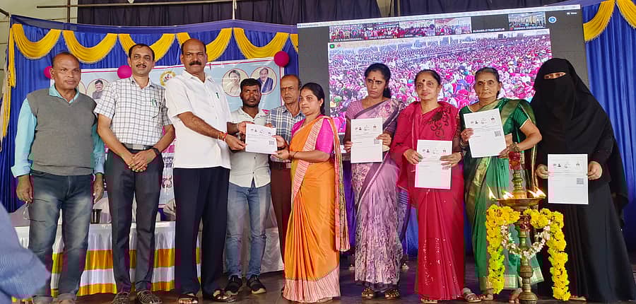 ಶೃಂಗೇರಿ ಪಟ್ಟಣದ ವಿ.ಆರ್ ಗೌರೀಶಂಕರ್ ಸಭಾಂಗಣದಲ್ಲಿ ಗೃಹಲಕ್ಷ್ಮೀ ಯೋಜನೆಯಡಿ ನೋಂದಣಿಯಾಗಿರುವ ಅರ್ಹ ಫಲಾನುಭಾವಿಗಳಿಗೆ ಶಾಸಕ ಟಿ.ಡಿ ರಾಜೇಗೌಡ ನೊಂದಣಿ ಕಾರ್ಡ್ನ್ನು ವಿತರಿಸಿದರು