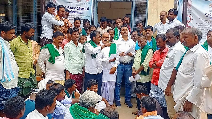 ಕೊಟ್ಟೂರಿನ ಜೆಸ್ಕಾಂ ಕಚೇರಿಯಲ್ಲಿ ನಿರಂತರ ವಿದ್ಯುತ್ ಪೂರೈಕೆಗೆ ಆಗ್ರಹಿಸಿ ರೈತ ಸಂಘದ ಪದಾಧಿಕಾರಿಗಳು ಗುರುವಾರ ಜೆಸ್ಕಾಂ ಅಧಿಕಾರಿಗೆ ಮನವಿ ಸಲ್ಲಿಸಿದರು