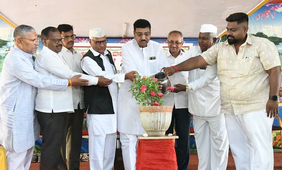 ಮುಗಳಖೋಡದಲ್ಲಿ ಈಚೆಗೆ ನಡೆದ ಸನ್ಮಾನ ಸಮಾರಂಭವನ್ನು ಸಿ.ಬಿ.ಕುಲಿಗೋಡ ಉದ್ಘಾಟಿಸಿದರು