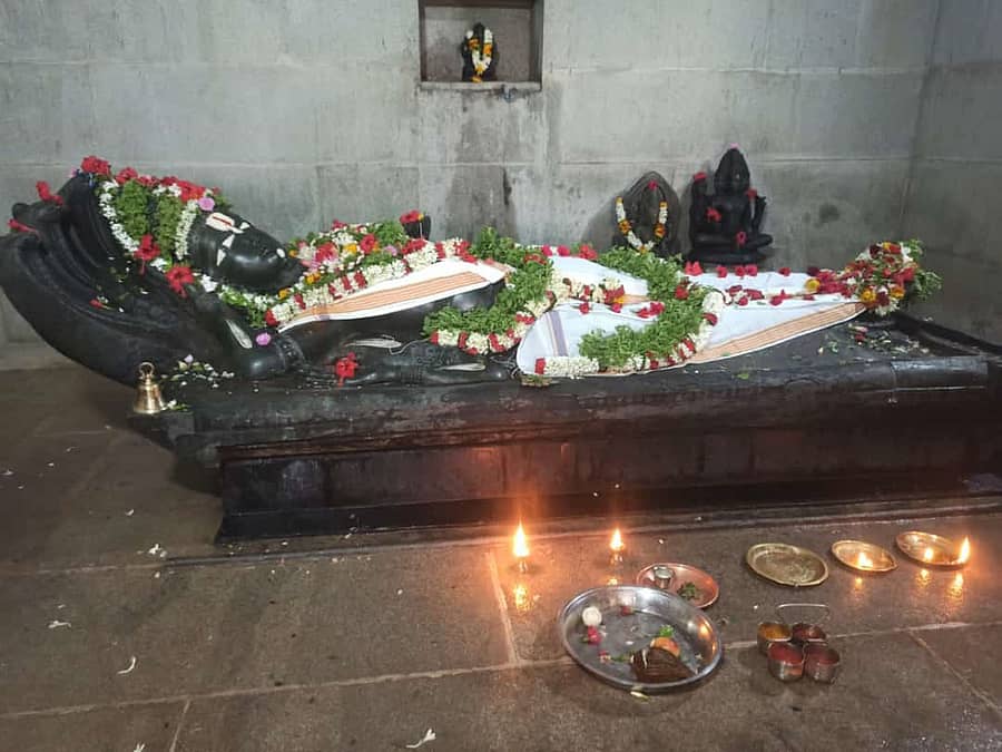 ಹೂವಿನಹಡಗಲಿ ತಾಲ್ಲೂಕಿನ ಹೊಳಲು ಗ್ರಾಮದಲ್ಲಿ ಇರುವ ಅನಂತಶಯನ ಸ್ವಾಮಿ ಮೂರ್ತಿ