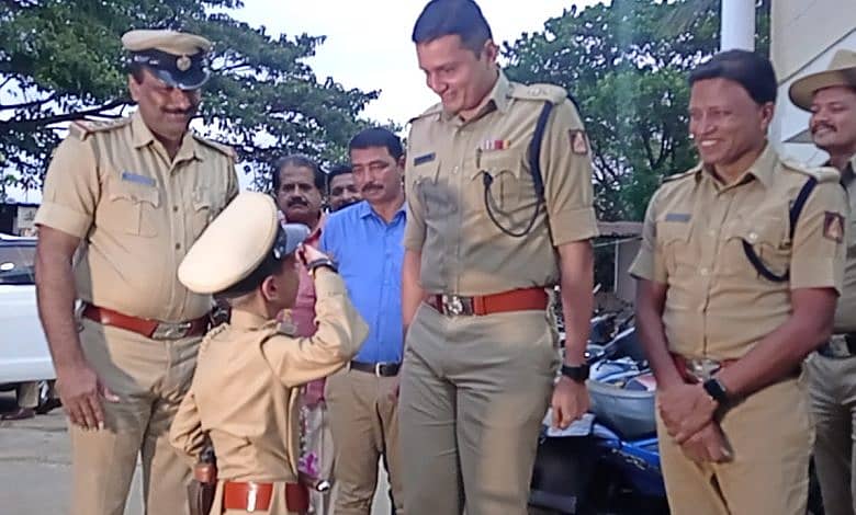 ಶಿವಮೊಗ್ಗದಲ್ಲಿ ಬುಧವಾರ ಇನ್‌ಸ್ಪೆಕ್ಟರ್ ಸಮವಸ್ತ್ರ ಧರಿಸಿ ಬಂದ ಬಾಲಕ ಅಜಾನ್‌ಖಾನ್, ಎಸ್ಪಿ ಜಿ.ಕೆ.ಮಿಥುನ್‌ಕುಮಾರ್ ಅವರಿಗೆ ಸೆಲ್ಯೂಟ್ ಮಾಡಿದನು