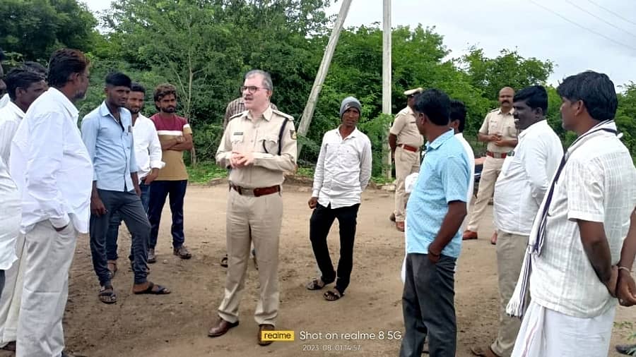 ನಾಲತವಾಡ ಸಮೀಪದ ಘಾಳಪೂಜಿ ಗ್ರಾಮಕ್ಕೆ ಡಿವೈಎಸ್ಪಿ ಕರುಣಾಕರ ಶೆಟ್ಟಿ ಭೇಟಿ ನೀಡಿ ಪರಿಶೀಲನೆ ನಡೆಸಿದರು