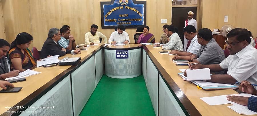 ಹಾಸನದ ಜಿಲ್ಲಾಧಿಕಾರಿ ಕಚೇರಿ ಸಭಾಂಗಣದಲ್ಲಿ ಮಂಗಳವಾರ ಹಾಸನಾಂಬ ದೇವಿ, ಸಿದ್ದೇಶ್ವರ ಸ್ವಾಮಿ ಜಾತ್ರಾ ಮಹೋತ್ಸವ ನಿರ್ವಹಣೆ ಕುರಿತು ನಡೆದ ಸಭೆಯಲ್ಲಿ ಸಂಸದ ಪ್ರಜ್ವಲ್ ರೇವಣ್ಣ ಮಾತನಾಡಿದರು.