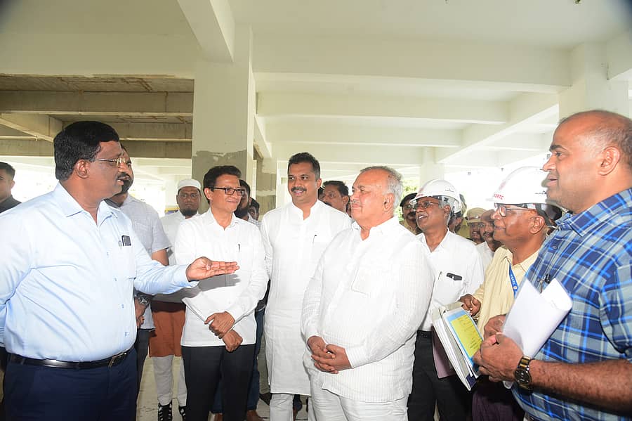 ತುಮಕೂರು ಕೆಎಸ್ಆರ್ಟಿಸಿ ಬಸ್ ನಿಲ್ದಾಣದ ನಿರ್ಮಾಣ ಕಾಮಗಾರಿಯನ್ನು ಬುಧವಾರ ಸಾರಿಗೆ ಸಚಿವ ರಾಮಲಿಂಗಾರೆಡ್ಡಿ ಪರಿಶೀಲಿಸಿದರು. ಜಿಲ್ಲಾಧಿಕಾರಿ ಕೆ.ಶ್ರೀನಿವಾಸ್, ಶಾಸಕ ಜಿ.ಬಿ.ಜ್ಯೋತಿಗಣೇಶ್ ಇತರರು ಇದ್ದಾರೆ