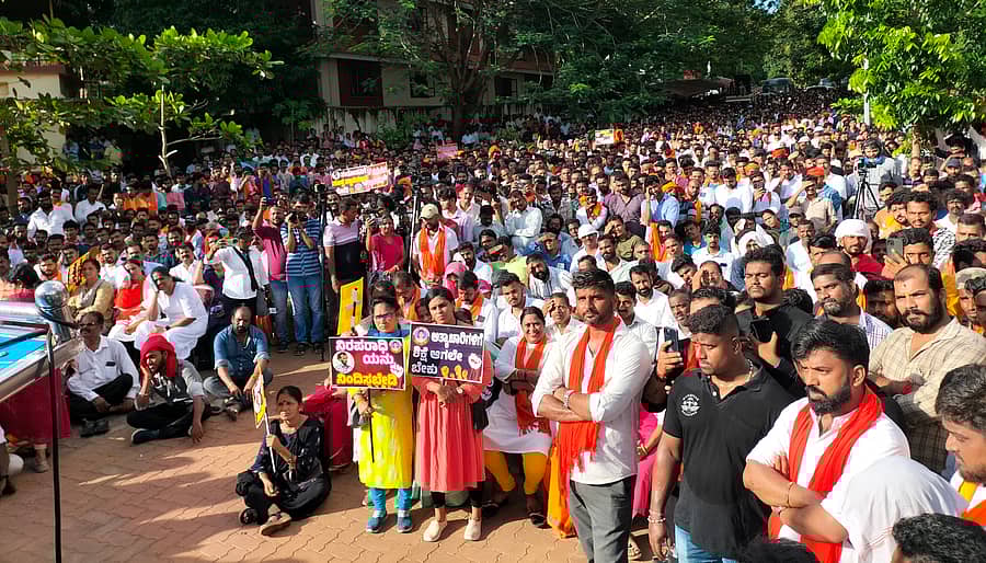 ಸೌಜನ್ಯಾ  ಮೇಲೆ ಅತ್ಯಾಚಾರವೆಸಗಿ ಕೊಲೆ ಮಾಡಿದ ಆರೋಪಿಗಳಿಗೆ ಉಗ್ರ ಶಿಕ್ಷೆಯಾಗಬೇಕು ಎಂದು ಒತ್ತಾಯಿಸಿ ಸೌಜನ್ಯಾ ಹೋರಾಟ ಸಮಿತಿ ವತಿಯಿಂದ ಮಂಗಳವಾರ ಉಡುಪಿಯ ಅಜ್ಜರಕಾಡು ಹುತಾತ್ಮ ಸ್ಮಾರಕದ ಎದುರು ಪ್ರತಿಭಟನೆ ನಡೆಸಲಾಯಿತು