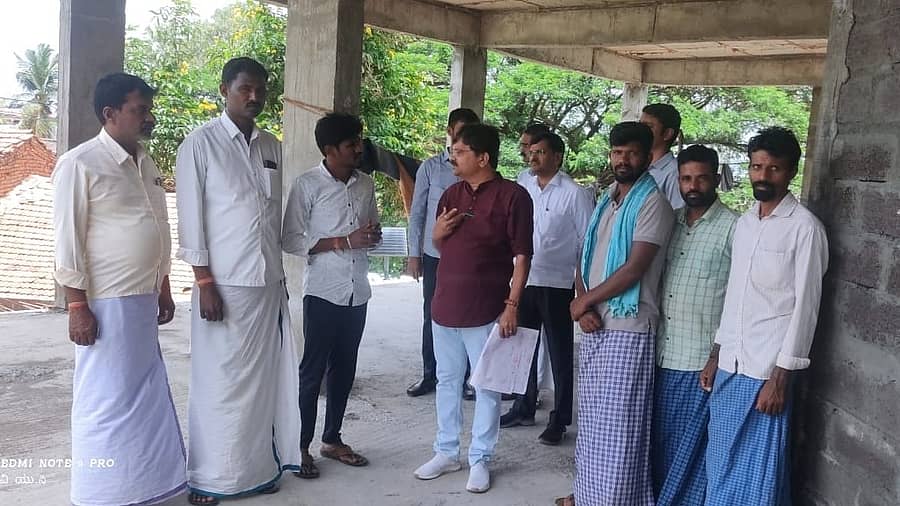 ಜಗಳೂರು ತಾಲ್ಲೂಕಿನ ಹುಚ್ಚಂಗಿಪುರ ಗ್ರಾಮದ ಸರ್ಕಾರಿ ಶಾಲಾ ಕಟ್ಟಡ ನಿರ್ಮಾಣ ಸ್ಥಳಕ್ಕೆ ಪಿ.ಆರ್.ಇ.ಡಿ. ಇಲಾಖೆ ಅಧಿಕಾರಿಗಳು ಸೋಮವಾರ ಭೇಟಿ ನೀಡಿ ಗ್ರಾಮಸ್ಥರೊಂದಿಗೆ ಚರ್ಚಿಸಿದರು
