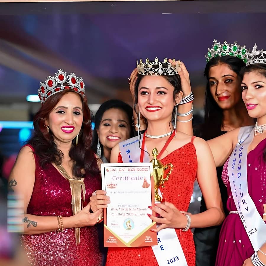 ಮೈಸೂರಿನಲ್ಲಿ ಈಚೆಗೆ ನಡೆದ ಸೌಂದರ್ಯ ಸ್ಪರ್ಧೆಯಲ್ಲಿ ಕೊಡಗಿನ ನಾಪೋಕ್ಲು ಬಳಿಯ ಕೋಕೇರಿಯ ಸುರಕ್ಷಿತ ಮಿಸ್ ಮೈಸೂರು ಕಿರೀಟ ಧರಿಸಿದರು