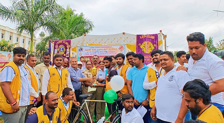 ಕನಕಪುರ ಸೈಕಲ್ ಸ್ಪರ್ಧೆಯಲ್ಲಿ ವಿಜೇತರಾಗಿ ಚಾಂಪಿಯನ್ಷಿಪ್ ಪಡೆದ ಕಲ್ಲಹಳ್ಳಿದೊಡ್ಡಿ ಮೂರ್ತಿ ಆರ್., ಅವರಿಗೆ ಸೈಕಲ್ ನೀಡಲಾಯಿತು