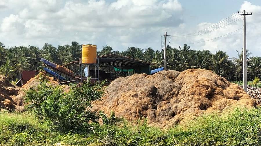 ಹೊಳೆನರಸೀಪುರ ಬಳಿ ಇರುವ ತೆಂಗು ನಾರು ಘಟಕ.

