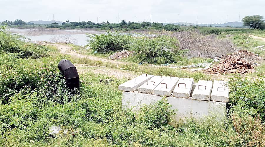 ಹರಪನಹಳ್ಳಿ ಪಟ್ಟಣದ ಐತಿಹಾಸಿಕ ಹಿರೆಕೆರೆ ನದಿಗೆ ನೀರು ಹರಿಸುವ ಉದ್ದೇಶದಿಂದ ಅಳವಡಿಸಿರುವ ಪೈಪ್ ಬರಿದಾಗಿದೆ