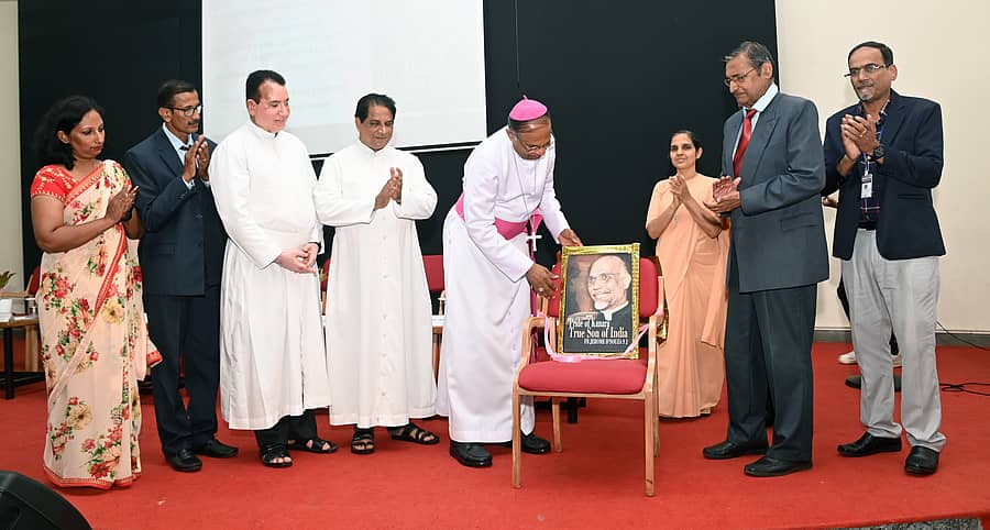 ಕಾರ್ಯಕ್ರಮದಲ್ಲಿ ಫಾದರ್ ಜೆರೋಮ್ ಡಿ ಸೋಜ ಅವರ ಭಾವಚಿತ್ರವನ್ನು ಬಿಷಪ್ ಪೀಟರ್ ಪಾಲ್ ಸಲ್ಡಾನ ಅನಾವರಣಗೊಳಿಸಿದರು. ವಿದ್ಯಾ ವಿ. ಡಿಸೋಜ, ಎಡ್ವಿನ್ ಡಿಸೋಜ, ಫಾದರ್ ಪ್ರವೀಣ್ ಮಾರ್ಟಿಸ್‌, ಫಾದರ್ ಸಿಲ್ವಸ್ಟರ್ ಡಿಕೋಸ್ಟ, ಸಿಸ್ಟರ್ ಮರಿಯಾ ಶಮಿತಾ, ಪ್ರೊ. ಎಡ್ಮಂಡ್ ಫ್ರಾಂಕ್‌ ಮತ್ತು ಆಲ್ವಿನ್ ಡೇಸಾ ಇದ್ದಾರೆ