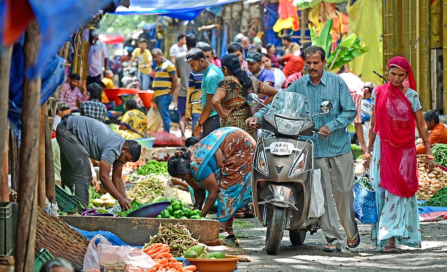 ಗಿಜಿಗಡುತ್ತಿರುವ ಬೆಂಗಳೂರಿನ ಮಡಿವಾಳ ಮಾರುಕಟ್ಟೆ -ಪ್ರಜಾವಾಣಿ ಚಿತ್ರ/ ರಂಜು ಪಿ.