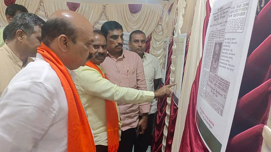 ದೇಶ ವಿಭಜನೆ ಒಂದು ದುರಂತ ಕಥೆ ಸ್ಮೃತಿ ಕುರಿತ ಪ್ರದರ್ಶಿಕೆಯನ್ನು ಬಿಜೆಪಿ ಶಾಸಕ ಬಸವರಾಜ ಬೊಮ್ಮಾಯಿ ವೀಕ್ಷಿಸಿದರು. ಬಿಜೆಪಿ ರಾಜ್ಯ ಪ್ರಧಾನ ಕಾರ್ಯದರ್ಶಿ ಎನ್‌.ರವಿಕುಮಾರ್‌ ಇದ್ದರು.