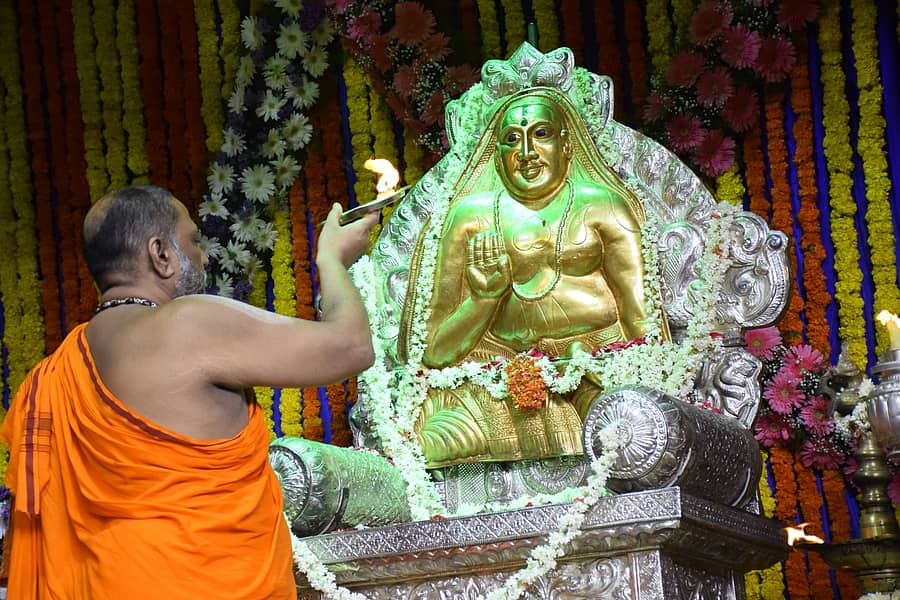 ಅಧಿಕ ಶ್ರಾವಣ ಮಾಸದ ಪ್ರಯುಕ್ತ ಮಂತ್ರಾಲಯದಲ್ಲಿ ಸುಬುಧೇಂದ್ರ ತೀರ್ಥ ಸ್ವಾಮೀಜಿ ಅವರು ರಾಘವೇಂದ್ರ ಸ್ವಾಮಿಗಳ ಮೂಲಬೃಂದಾವನಕ್ಕೆ ಪೂಜೆ ಸಲ್ಲಿಸಿದರು