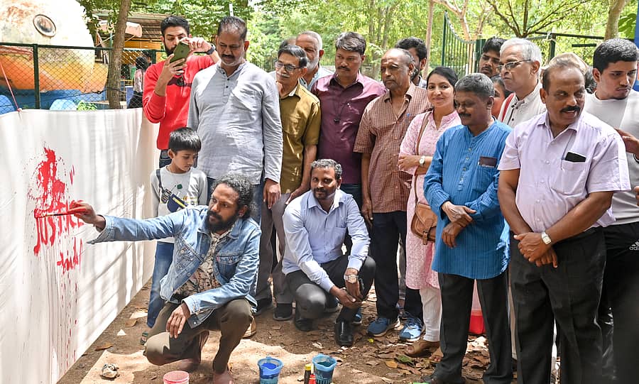 ‘ಬೆಳ್ತಂಗಡಿ ಚಲೋ’ ಪೂರ್ವಭಾವಿಯಾಗಿ ಭಾನುವಾರ ಮೈಸೂರಿನ ಕುಕ್ಕರಹಳ್ಳಿ ಕೆರೆ ಆವರಣದಲ್ಲಿ ಆಯೋಜಿಸಿದ್ದ ‘ಸೌಜನ್ಯ ಭಿತ್ತಿಚಿತ್ರ ರಚನೆ ಶಿಬಿರ’ಕ್ಕೆ ಕಲಾವಿದ ಬಾದಲ್ ನಂಜುಂಡಸ್ವಾಮಿ ಚಾಲನೆ ನೀಡಿದರು. ಗೋಪಾಲಕೃಷ್ಣ, ಜಿ.ಪಿ.ಬಸವರಾಜು, ಕಾಳೇಗೌಡ ನಾಗವಾರ, ಜನಾರ್ಧನ್, ನಾ.ದಿವಾಕರ, ಬೂಕನಕೆರೆ ವಿಜಯೇಂದ್ರ ಇದ್ದರು