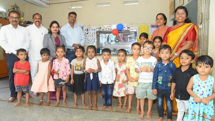 ಮಂಗಳೂರಿನ ಚಿಲಿಂಬಿಯ ಆದರ್ಶ್ ಫ್ರೆಂಡ್ಸ್ ಅಸೋಸಿಯೇಶನ್ ನಲ್ಲಿರುವ ಅಂಗನವಾಡಿ ಕೇಂದ್ರಕ್ಕೆ ಬ್ಯಾಂಕ್ ಆಫ್ ಬರೋಡದ ಅಶೋಕನಗರ ಶಾಖೆಯ ವತಿಯಿಂದ ಸ್ಮಾರ್ಟ್ ಗೂಗಲ್ ಟಿವಿಯನ್ನು ಕೊಡುಗೆಯಾಗಿ ನೀಡಲಾಯಿತು