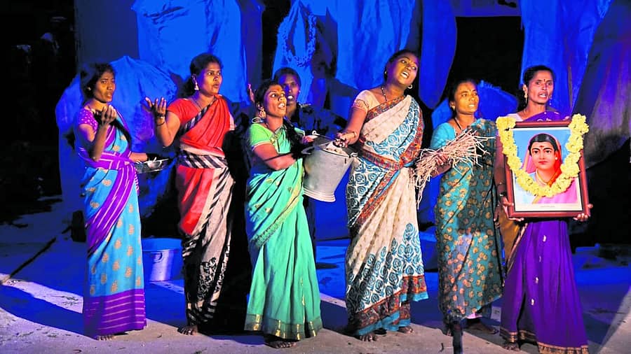 ‘ಕೇರಿ–ಹಾಡು’ ನಾಟಕದ ದೃಶ್ಯ