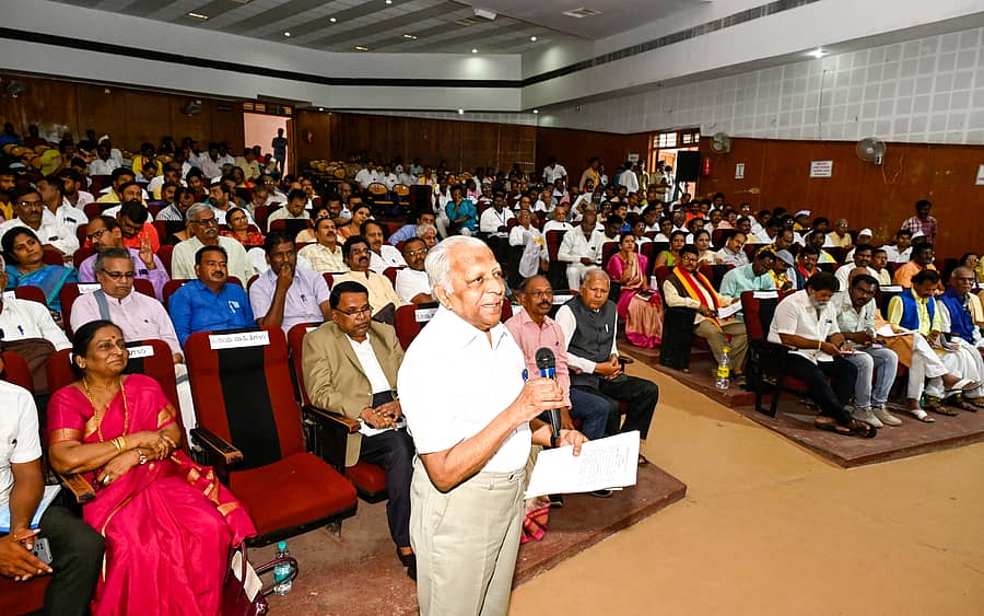 ಕಲಬುರಗಿಯ ಎಸ್.ಎಂ.ಪಂಡಿತ್ ರಂಗಮಂದಿರದಲ್ಲಿ ಸುವರ್ಣ‌ ಸಂಭ್ರಮಾಚರಣೆ ಅಂಗವಾಗಿ ರೂಪುರೇಷೆ ಸಿದ್ಧಪಡಿಸುವ ಕುರಿತು ಸೋಮವಾರ ಹಮ್ಮಿಕೊಂಡಿದ್ದ ಕಲಬುರಗಿ ಕಂದಾಯ ವಿಭಾಗದ ಜಿಲ್ಲೆಗಳ ಸಾಹಿತಿಗಳು ಮತ್ತು ಕಲಾವಿದರ ಸಮಾಲೋಚನಾ ಸಭೆಯಲ್ಲಿ ಡಾ. ಪಿ.ಎಸ್‌.ಶಂಕರ ಮಾತನಾಡಿದರು