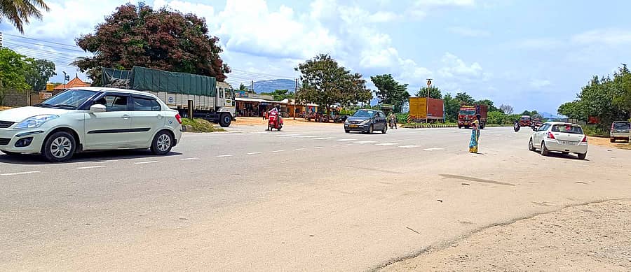 ವಿಜಯಪುರ ಹೋಬಳಿ ಹಾರೋಹಳ್ಳಿ ಗ್ರಾಮ ಪಂಚಾಯಿತಿ ವ್ಯಾಪ್ತಿಯ ಬುಳ್ಳಹಳ್ಳಿ ಗೇಟ್ ನಲ್ಲಿರುವ ರಾಷ್ಟ್ರೀಯ ಹೆದ್ದಾರಿಯಲ್ಲಿನ ವಾಹನಗಳ ದಟ್ಟಣೆ ನಡುವೆ ರಸ್ತೆ ದಾಟಲು ನಿಂತಿದ್ದ ಮಹಿಳೆ