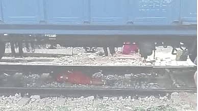 ರಾಜಾನುಕುಂಟೆ ಬಳಿ ಚಲಿಸುತ್ತಿದ್ದ ರೈಲಿನ ಅಡಿಯಲ್ಲಿ ಅಂಗಾತ ಮಲಗಿ ಜೀವ ಉಳಿಸಿಕೊಂಡ ಮಹಿಳೆ.