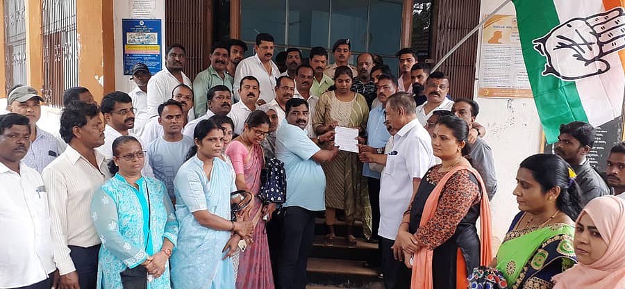 ಸಾಗರದಲ್ಲಿ ಕಾಂಗ್ರೆಸ್ ಕಾರ್ಯಕರ್ತರು ದಲಿತರನ್ನು ಅವಮಾನಿಸಿರುವ ಮಾಜಿ ಗೃಹ ಸಚಿವ ಆರಗ ಜ್ಞಾನೇಂದ್ರ ಅವರನ್ನು ಬಂಧಿಸುವಂತೆ ಒತ್ತಾಯಿಸಿ ಶನಿವಾರ ಉಪವಿಭಾಗಾಧಿಕಾರಿ ಕಚೇರಿ ಎದುರು ಪ್ರತಿಭಟನೆ ನಡೆಸಿದರು 