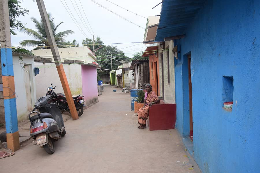 ಚಿತ್ರದುರ್ಗ ನಗರದ ಕವಾಡಿಗರಹಟ್ಟಿ ಮೌನಕ್ಕೆ ಶರಣಾಗಿದೆ. ಬಹುತೇಕರು ಆಸ್ಪತ್ರೆಗೆ ಸೇರಿರುವುದರಿಂದ ಬೀದಿಗಳು ಬಿಕೊ ಎನ್ನುತ್ತಿವೆ