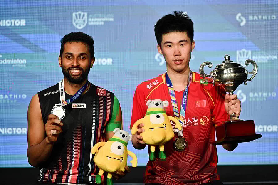 ಆಸ್ಟ್ರೇಲಿಯಾ ಓಪನ್‌ ಟೂರ್ನಿಯಲ್ಲಿ ರನ್ನರ್‌ ಅಪ್‌ ಪದಕದೊಂದಿಗೆ ಭಾರತದ ಎಚ್‌.ಎಸ್‌. ಪ್ರಣಯ್‌ ಮತ್ತು ಪ್ರಶಸ್ತಿಯೊಂದಿಗೆ ಚೀನಾದ ವೆಂಗ್ ಹಾಂಗ್ ಯಾಂಗ್ –ಎಎಫ್‌ಪಿ ಚಿತ್ರ