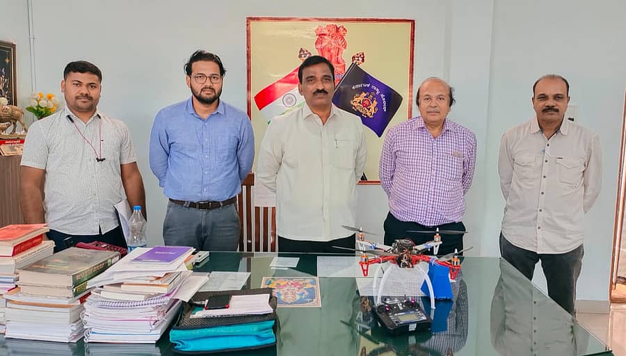 ಸಮಾರಂಭ ಒಂದರಲ್ಲಿ ಡ್ರೋಣ್ ಪ್ರಾತ್ಯಕ್ಷಿಕೆ ನೀಡುತ್ತಿರುವ ಮುಂಡರಗಿಯ ಬಸವರಾಜ ಕಲ್ಲಕುಟಿಗರ (ಎಡದಿಂದ ಎರಡನೆಯವರು) ಎಚ್.ಎ.ಎಲ್. ನಿವೃತ್ತ ಮ್ಯಾನೇಜರ್ ಸಿ.ಎಸ್.ಜೋಗೇಶ ಇದ್ದಾರೆ