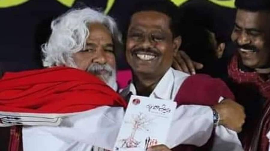 2019ರ ಜನವರಿ 20ರಂದು ರಾಯಚೂರಿಗೆ ಬಂದಿದ್ದ ಗದ್ದರ್ ಅವರು ಅಂಬಣ್ಣ ಅರೋಲಿಕರ್ ಅವರ ‘ತ್ಯಾಗಜೀವಿ’ ಕೃತಿ ಬಿಡುಗಡೆ ಮಾಡಿ ಸಾಹಿತಿ ಅಂಬಣ್ಣ ಅರೋಲಿಕರ್ ಅವರನ್ನು ಆತ್ಮೀಯತೆಯಿಂದ ಅಪ್ಪಿಕೊಂಡಿದ್ದರು (ಸಂಗ್ರಹ ಚಿತ್ರ)