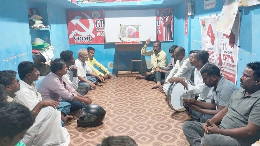 ಸಿಂಧನೂರಿನ ಶ್ರಮಿಕ ಭವನದಲ್ಲಿ ಪ್ರಗತಿಪರ ಸಂಘಟನೆಗಳ ಒಕ್ಕೂಟದ ವತಿಯಿಂದ ಸೋಮವಾರ ಸಂಜೆ ಕ್ರಾಂತಿಕಾರಿ ಕವಿ ಗದ್ದರ್ ಅವರಿಗೆ ಶ್ರದ್ಧಾಂಜಲಿ ಸಭೆ ನಡೆಸಲಾಯಿತು