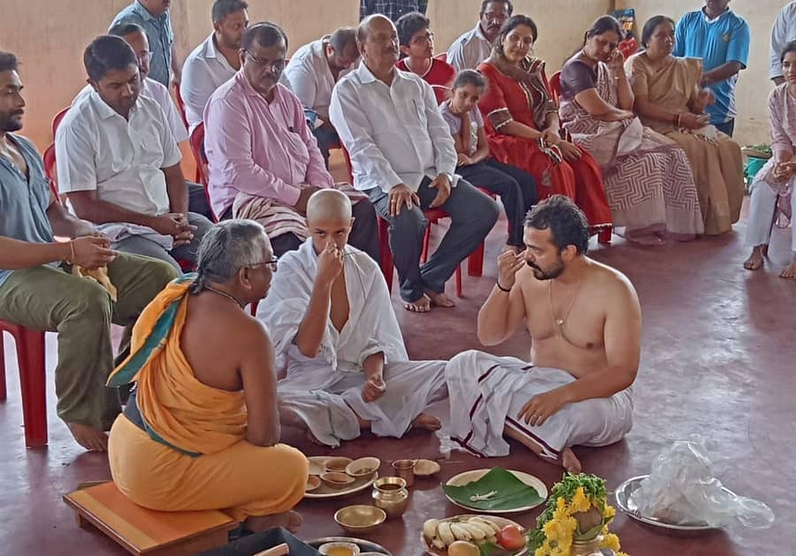 ಕಾವೇರಿ ನದಿಯಲ್ಲಿ ಸ್ಪಂದನಾ ಅವರ ಅಸ್ಥಿ ವಿಸರ್ಜನೆ ನಂತರ ಅವರ ಪುತ್ರ ಶೌರ್ಯ, ಪತಿ ವಿಜಯ್ ರಾಘವೇಂದ್ರ ಧಾರ್ಮಿಕ ವಿಧಿವಿಧಾನ ಪೂರೈಸಿದರು