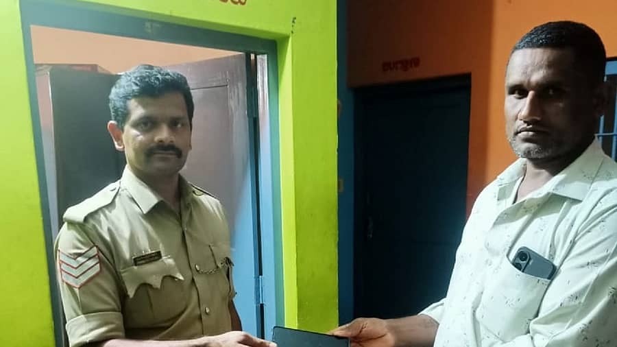 ವಶಕ್ಕೆ ಪಡೆದ ಮೊಬೈಲ್‌ಗಳನ್ನು ಪೊಲೀಸ್ ಸಿಬ್ಬಂದಿ ವಾರಸುದಾರರಿಗೆ ಹಸ್ತಾಂತರಿಸಿದರು.