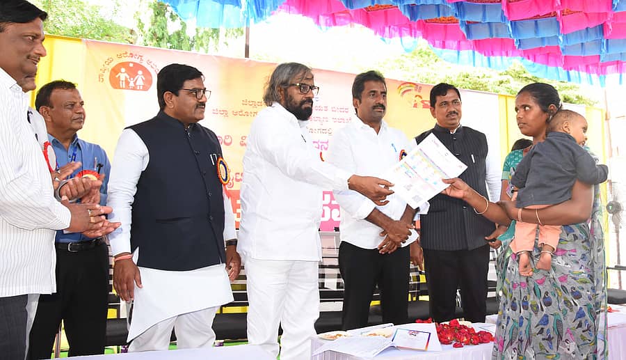 ಬೀದರ್ನಲ್ಲಿ ಶುಕ್ರವಾರ ಏರ್ಪಡಿಸಿದ್ದ ಸಮಾರಂಭದಲ್ಲಿ ಜಿಲ್ಲಾ ಉಸ್ತುವಾರಿ ಸಚಿವ ಈಶ್ವರ ಬಿ. ಖಂಡ್ರೆಯವರು ‘ಇಂದ್ರ ಧನುಷ್’ ಲಸಿಕೆ ಪಡೆದ ಮಗುವಿನ ತಾಯಿಗೆ ಪ್ರಮಾಣ ಪತ್ರ ವಿತರಿಸಿದರು