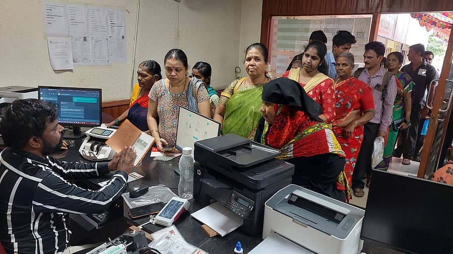 ಶಿವಮೊಗ್ಗದ ವಿನೋಬನಗರದಲ್ಲಿರುವ ಕರ್ನಾಟಕ ಒನ್ ಕೇಂದ್ರದಲ್ಲಿ ಬುಧವಾರ ಗೃಹಲಕ್ಷ್ಮಿ ಯೋಜನೆಯಡಿ ಅರ್ಜಿ ಸಲ್ಲಿಸಲು ನಾಗರಿಕರು ಸರತಿ ಸಾಲಿನಲ್ಲಿ ನಿಂತಿದ್ದರು–ಪ್ರಜಾವಾಣಿ ಚಿತ್ರ/ ಶಿವಮೊಗ್ಗ ನಾಗರಾಜ್