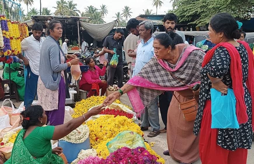 ವರಮಹಾಲಕ್ಷ್ಮಿ ಹಬ್ಬದ ಅಂಗವಾಗಿ ರಾಮನಗರದ ಹಳೆ ಬಸ್ ನಿಲ್ದಾಣದಲ್ಲಿರುವ ಮಾರುಕಟ್ಟೆಯಲ್ಲಿ ಮಹಿಳೆಯರು ಹೂ ಖರೀದಿಸಿದರು
