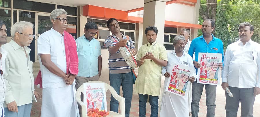 ಸಿಂಧನೂರಿನ ಪ್ರವಾಸಿ ಮಂದಿರದಲ್ಲಿ ಕ್ರಾಂತಿಕಾರಿ ಸಾಂಸ್ಕøತಿಕ ವೇದಿಕೆ ವತಿಯಿಂದ ಕ್ರಾಂತಿಕಾರಿ ಹೋರಾಟಗಾರ ಗದ್ದರ್ ಅವರ ಭಾವಚಿತ್ರಕ್ಕೆ ಪುಷ್ಪನಮನ ಸಲ್ಲಿಸಿ, ಮೌನಾಚರಣೆ ನಡೆಸಿ, ಲಾಲ್ ಸಲಾಂ ಲಾಲ್ ಸಲಾಂ ಮೃತ್ಯುಂಜಯಗೆ ಲಾಲ್ ಸಲಾಂ, ಜನರ ದನಿಗೆ ಲಾಲ್ ಸಲಾಂ’ ಹಾಡು ಆಡುವ ಮೂಲಕ ಸಾಂಕೇತಿಕವಾಗಿ ಶ್ರದ್ದಾಂಜಲಿ ಸಲ್ಲಿಸಲಾಯಿತು