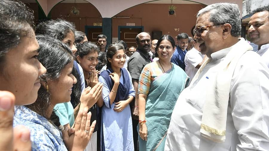 ಮುಖ್ಯಮಂತ್ರಿ ಸಿದ್ದರಾಮಯ್ಯ ಉಡುಪಿಯ ಬನ್ನಂಜೆಯಲ್ಲಿರುವ ದೇವರಾಜ ಅರಸು ಹಿಂದುಳಿದ ವರ್ಗಗಳ ವಿದ್ಯಾರ್ಥಿ ನಿಲಯಕ್ಕೆ ದಿಢೀರ್ ಭೇಟಿನೀಡಿ ವಿದ್ಯಾರ್ಥಿಗಳ ಸಮಸ್ಯೆಗಳನ್ನು ಆಲಿಸಿದರು.