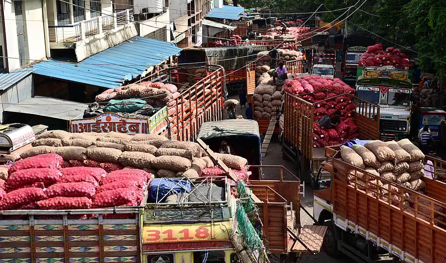 ಈರುಳ್ಳಿ ಮಾರಾಟ ಪ್ರಾಂಗಣದಲ್ಲಿ ಲಾರಿಗಳ ಸಾಲು. ಪ್ರಜಾವಾಣಿ ಚಿತ್ರ/ಕಿಶೋರ್ ಕುಮಾರ್ ಬೋಳಾರ್