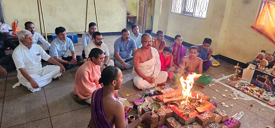 ವಿಜಯಪುರ ನಗರದ ಸರ್ವಜ್ಞ ವಿದ್ಯಾವಿಹಾರ ಪೀಠದ ಆವರಣದಲ್ಲಿ ಚಂದ್ರನ ಮೇಲ್ಮೈ ಮೇಲೆ ವಿಕ್ರಂ ಲ್ಯಾಂಡರ್ ಯಶಸ್ವಿಯಾಗಿ ಭೂಸ್ಪರ್ಶ ಮಾಡಲಿ ಎಂದು ಸರ್ವಾರ್ಥ ಸಿದ್ದಿ ಯಾಗ ನೆರವೇರಿಸಲಾಯಿತು.