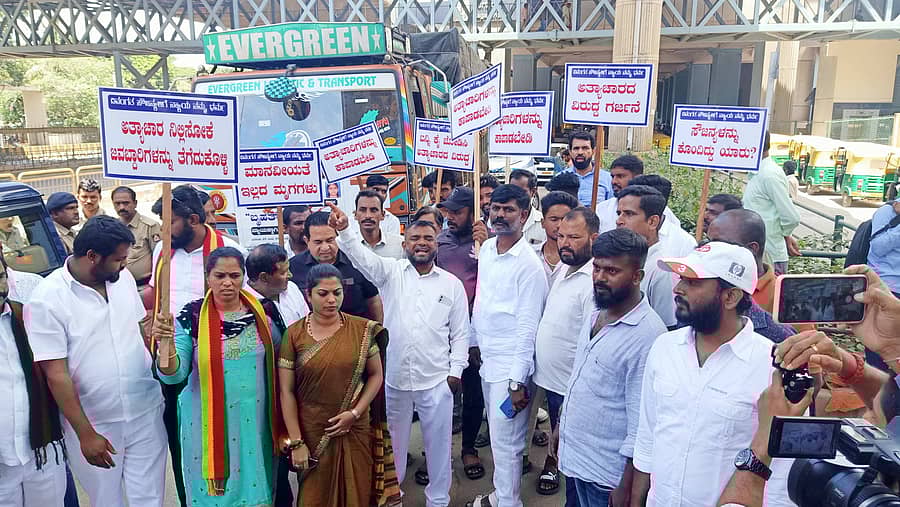 ಸೌಜನ್ಯ ಅತ್ಯಾಚಾರ ಹಾಗೂ ಕೊಲೆ ಪ್ರಕರಣದ ಮರು ತನಿಖೆ ನಡೆಸಬೇಕು ಎಂದು ಆಗ್ರಹಿಸಿ ತ್ರಿಶೂಲ್ ಸೇನೆಯಿಂದ ಜನಜಾಗೃತಿ ಯಾತ್ರೆ ನಡೆಯಿತು.