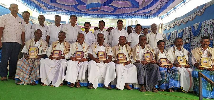 ತುರುವೇಕೆರೆ ತಾಲ್ಲೂಕು ಬೆನಕನಕೆರೆಯಲ್ಲಿ ಹಾಲು ಉತ್ಪಾದಕರ ಸಹಕಾರ ಸಂಘದ ಅಭಿವೃದ್ಧಿಗೆ ಸಹಕರಿಸಿದವರನ್ನು ಸನ್ಮಾನಿಸಲಾಯಿತು