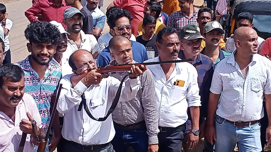 ನಾಪೋಕ್ಲು ಸಮೀಪದ ಬೇತು ಗ್ರಾಮದ ಮಕ್ಕಿಶಾಸ್ತಾವು ಯುವಕ ಸಂಘದ ವತಿಯಿಂದ ಮಂಗಳವಾರ ಏರ್ಪಡಿಸಲಾಗಿದ್ದ ಕೈಲ್ ಮುಹೂರ್ತ ಹಬ್ಬದ ಕ್ರೀಡಾಕೂಟವನ್ನು ಕಾಫಿ ಬೆಳೆಗಾರ ಕೊಂಡಿರ ನಾಣಯ್ಯ ತೆಂಗಿನಕಾಯಿಗೆ ಗುಂಡುಹೊಡೆಯುವುದರ ಮೂಲಕ ಉದ್ಘಾಟಿಸಿದರು.