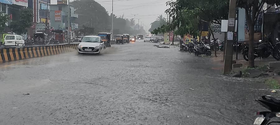 ಚಾಮರಾಜನರದಲ್ಲಿ ಗುರುವಾರ ಸಂಜೆ ಸುರಿದ ಮಳೆಯಿಂದಾಗಿ ಬಿ.ರಾಚಯ್ಯ ಜೋಡಿ ರಸ್ತೆಯಲ್ಲಿ ನೀರು ನಿಂತು ವಾಹನಗಳು, ಜನರ ಓಡಾಟಕ್ಕೆ ತೊಂದರೆಯಾಯಿತು
