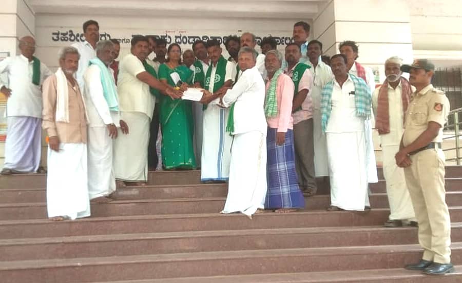 ಹೂವಿನಹಡಗಲಿಯಲ್ಲಿ ಈರುಳ್ಳಿ ಬೆಳೆಗಾರರ ಸಂಘದ ಪದಾಧಿಕಾರಿಗಳು ತಹಶೀಲ್ದಾರ್ ಕೆ.ಶರಣಮ್ಮ ಅವರಿಗೆ ಶುಕ್ರವಾರ ಮನವಿ ಸಲ್ಲಿಸಿದರು