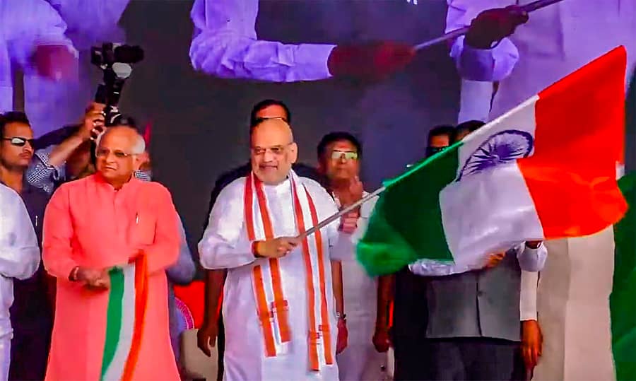 ಗುಜರಾತ್ನ ಅಹಮದಾಬಾದ್ ನಗರದಲ್ಲಿ ಮುನ್ಸಿಪಲ್ ಕಾರ್ಪೊರೇಷನ್ (ಎಎಂಸಿ) ಭಾನುವಾರ ಆಯೋಜಿಸಿದ್ದ ‘ತಿರಂಗ ಯಾತ್ರೆ’ಗೆ ಕೇಂದ್ರ ಗೃಹ ಸಚಿವ ಅಮಿತ್ ಶಾ ಮತ್ತು ಮುಖ್ಯಮಂತ್ರಿ ಭೂಪೇಂದ್ರ ಪಟೇಲ್ ಚಾಲನೆ ನೀಡಿದರು. –ಪಿಟಿಐ ಚಿತ್ರ