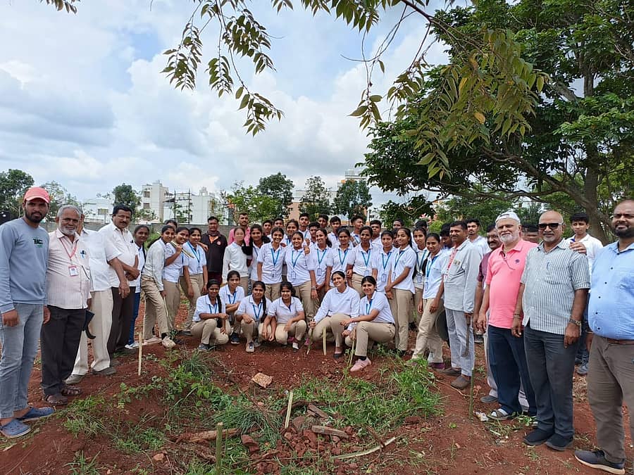 ಹಾಸನದ ಕೆಎಸ್ಆರ್ಟಿಸಿ ತರಬೇತಿ ಕೇಂದ್ರದಲ್ಲಿ ಕಾಲೇಜು ವಿದ್ಯಾರ್ಥಿಗಳು 400 ಸಸಿಗಳನ್ನು ನೆಟ್ಟರು